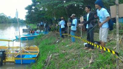 Warga Kota Tangerang Saat Sedang Memancing sampah