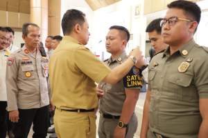 Pj Bupati Tangerang Beri Pengarahan kepada Anggota Satlinmas