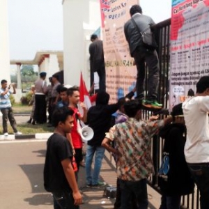 LSM turun aksi ke pusat pemerintahan Banten