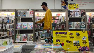 Pengunjung saat memilih buku di gerai Gramedia Cilegon, Rabu (18/8/2021).