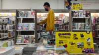 Pengunjung saat memilih buku di gerai Gramedia Cilegon, Rabu (18/8/2021).