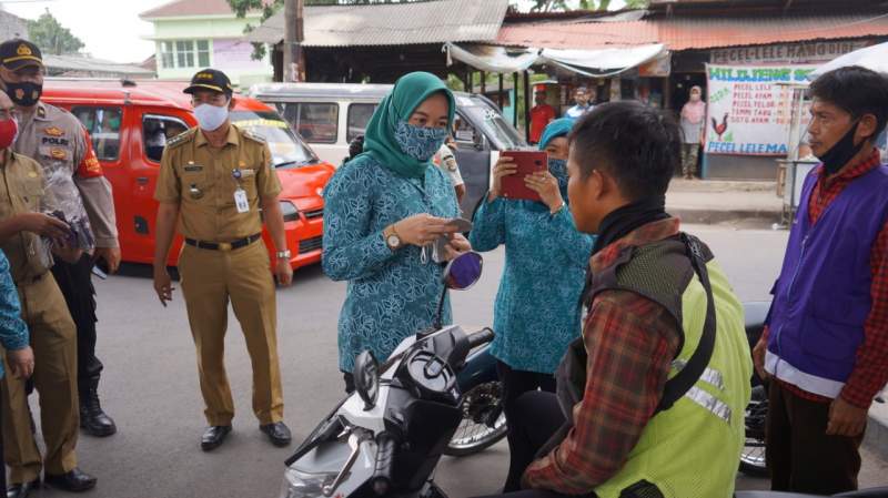 Cegah Covid, Istri Wakil Bupati Tangerang bersama Istri Camat Balaraja Bagikan Masker