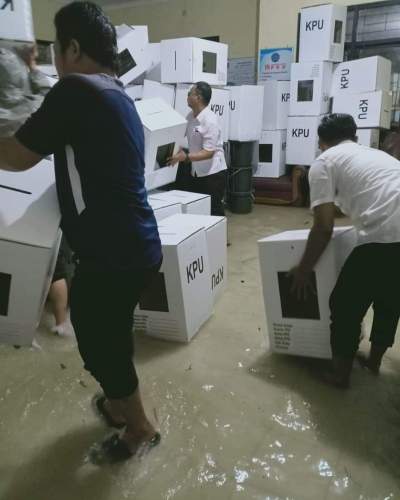Puluhan Kotak Suara Terendam Banjir