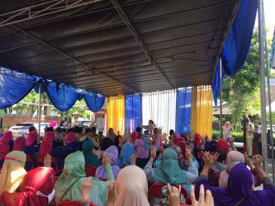 Masyarakat saat mengikuti kegiatan sosialisasi oleh Posbindu Anggrek Pamulang