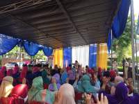 Masyarakat saat mengikuti kegiatan sosialisasi oleh Posbindu Anggrek Pamulang