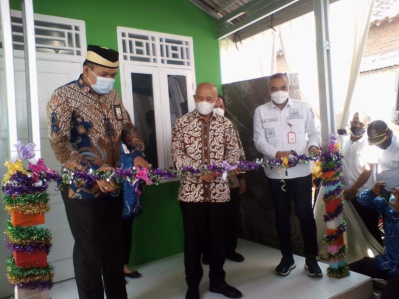 Bupati Zaki Dampingi Menkop UKM di Acara Penyerahan RLH oleh Kopsyah BMI