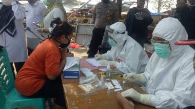 Pemkot Cilegon saat menggelar rapid test di Pasar Kranggot, Rabu (10/6).