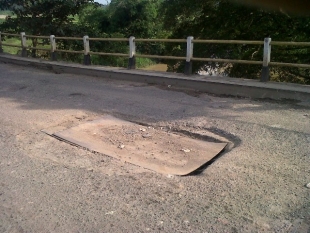 Tampak jalan Jembatan kali Cimenceri Berlubang dan membahayakan Pengendara