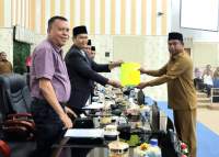 Bupati Sergai, Darma Wijaya menghadiri paripurna DPRD.