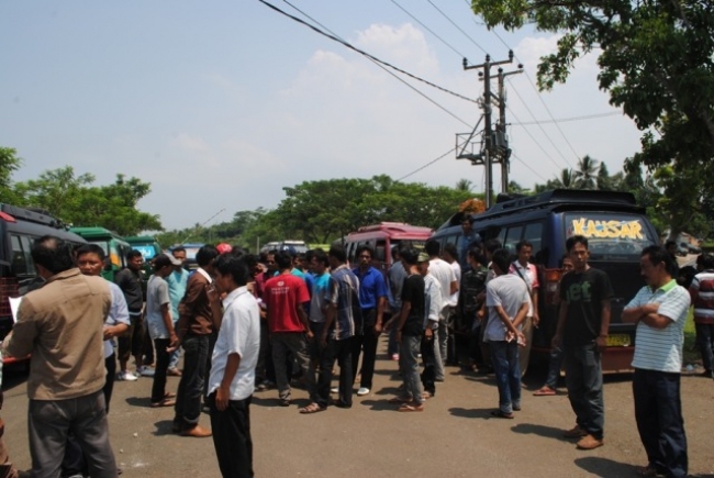 Protes Pengaturan Pemberangkatan DAMRI, Puluhan Sopir Demo