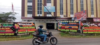 Papan bunga ucapan atas dilantiknya Kompol Antonius Pangaribuan penuhi kantor BNNK Serdang Bedagai.