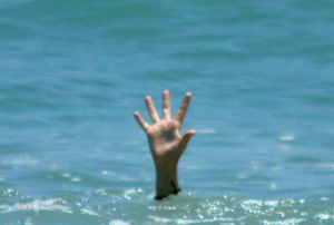 Sesosok Mayat Berpakaian Kaos Nasdem Tewas Tenggelam