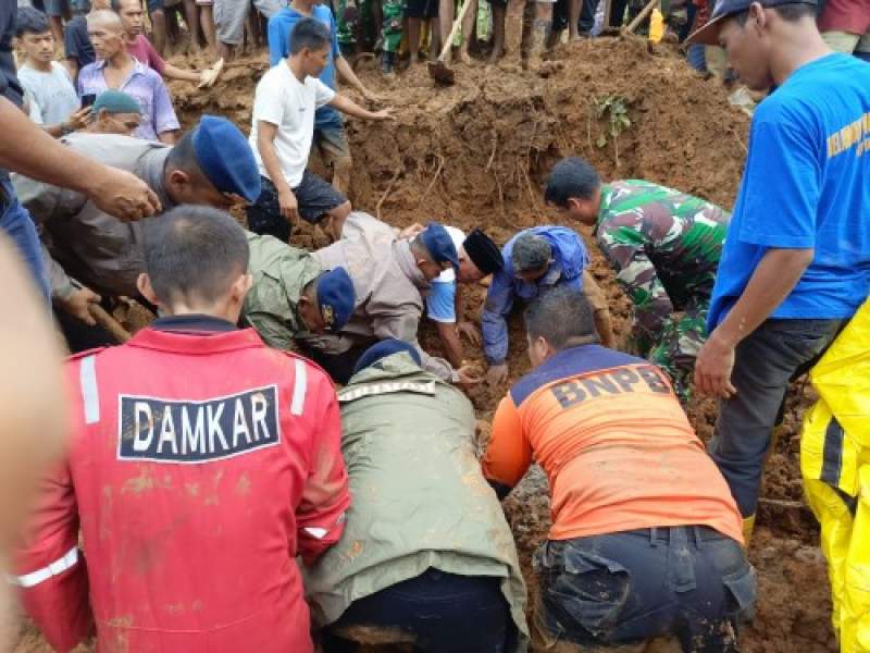 Sepuluh Warga Ditemukan Meninggal Dunia Dampak Banjir dan Longsor di Kabupaten Pesisir Selatan, Sumatera Barat