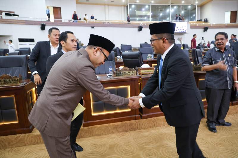 Gubernur Banten Sampaikan Nota Pengantar Raperda Penyertaan Modal Bank Banten dan RPJMD 2025 - 2029