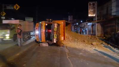 Truk Terguling di Balaraja Picu Kemacetan