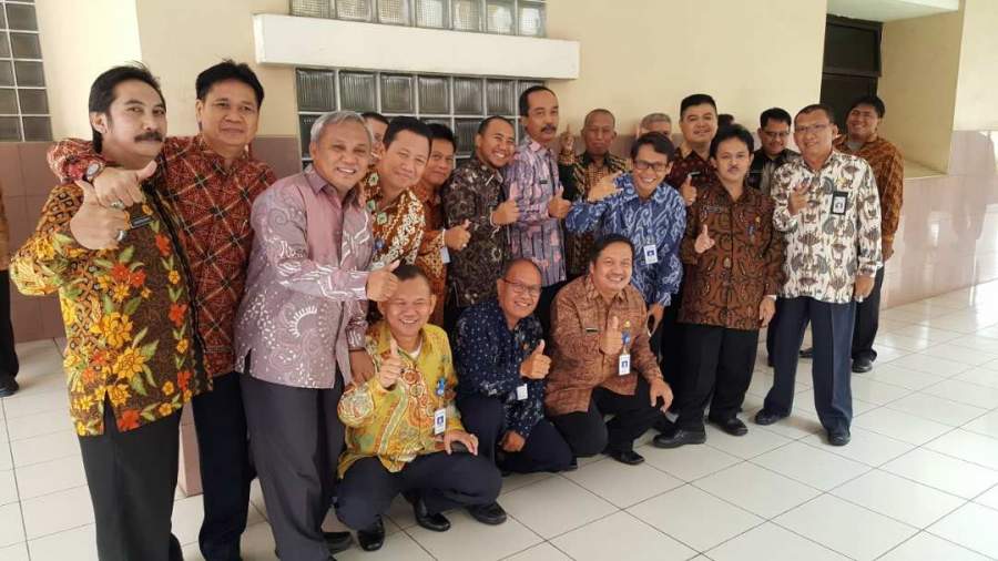 Pegawai Pemkot Tangerang mengenakan batik di Hari Batik Nasional.