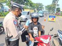 Gunakan HP Saat Berkendara, Belasan Orang Ditilang