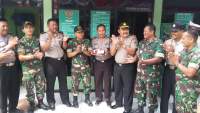  Kapolsek Pasar Kemis, Kompol Kosasih sedang memberikan kejutan berupa kue kepada Danramil 16 Pasar Kemis, Kapten CPM Jalaludin Putra.