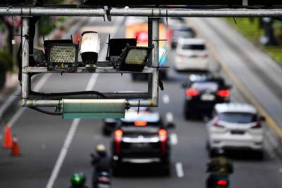 Sistem electronic road pricing (ERP) atau jalan berbayar elektronik.