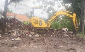 DLHK Keruk Sampah Menggunung di Desa Pasir Gadung