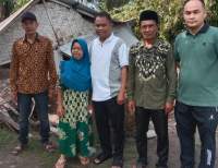 Bupati Serdang Bedagai, Darma Wijaya meninjau korban angin puting beliung di Perbaungan.