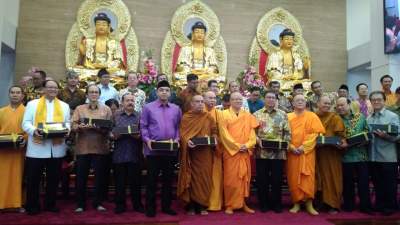 Bupati Tangerang Zaki saat peresmian Vihara Ekayana Gading Serpong, Kelapa Dua, Kabupaten Tangerang pada Minggu, (17/12/2017)