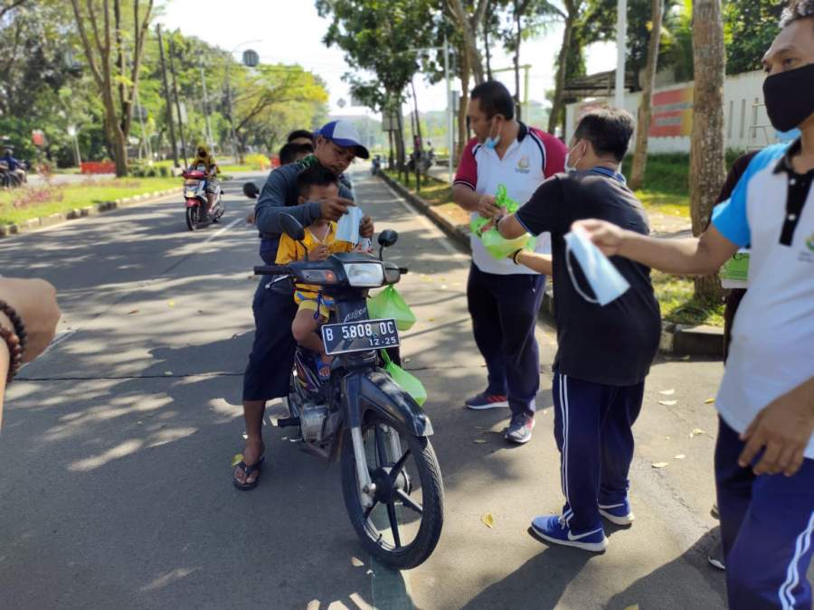 Kejari Kabupaten Tangerang Kembali Bagikan Nasi Kotak di Jum'at Berkah