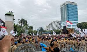 Ribuan orang dari Persatuan Perangkat Desa Indonesia (PPDI), berunjuk rasa di kawasan Gedung DPR RI, Rabu (25/1/2023) siang ini.