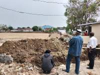 Paguyuban Pasar Kutabumi sedang menunjukan Tempat Penpungan Sementara (TPS)