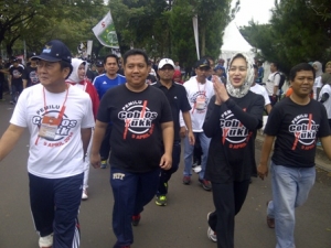 Serpong- Tampak Walikota Tangsel, Airin, Ketua KPU Subhan dan Ketua Panwaslu Angel ikut Jalan Sehat KPU Tangsel,Minggu (9/3)