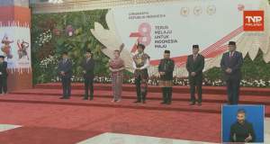 Presiden RI Jokowi, Wapres Ma&#039;ruf Amin, dan Ketua DPR RI Puan Maharani, mengenakan pakaian adat di sidang Tahunan MPR 2023 di Senayan, Jakarta, Rabu (16/8/2023).
