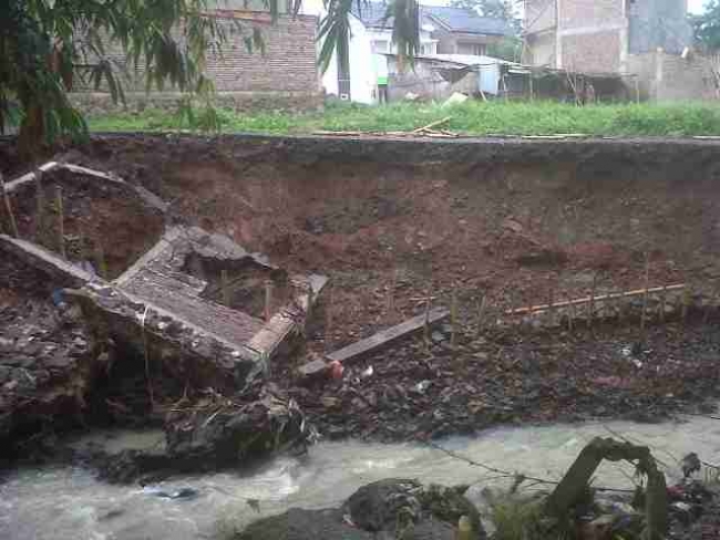 Tanah Longsor Jalan Komplek Padma Raya