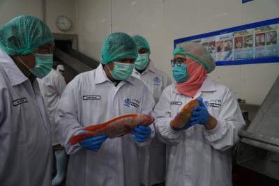 Pangdam I Bukit Barisan Mayor Jenderal TNI Ahmad Daniel Chardin kunjungi pabrik pengolahan ikan tilapia RSI di Serdang Bedagai.