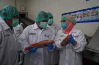 Pangdam I Bukit Barisan Mayor Jenderal TNI Ahmad Daniel Chardin kunjungi pabrik pengolahan ikan tilapia RSI di Serdang Bedagai.