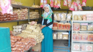 Salah satu toko yang menyediakan oleh-oleh khas Banten.