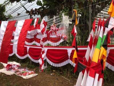 Bendera yang Dijual Jajang di Kawasan Pondok Cabe, Pamulang.