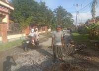 Tak Kunjung Diperbaiki, Warga Timbun Jalan Berlubang di Lingkungan V Pematang Pasir