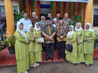 Bupati Pasaman H.Benny Utama  didampingi Wabup Sabar AS dan Wali Nagari Cubadak (Khairul Watan)  dan warga Dua Koto lainnya foto bersama didepan Kantor Wali Nagari Cubadak setelah usai acara Musrenbang,Kamis (24/2-2023)