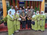 Bupati Pasaman H.Benny Utama  didampingi Wabup Sabar AS dan Wali Nagari Cubadak (Khairul Watan)  dan warga Dua Koto lainnya foto bersama didepan Kantor Wali Nagari Cubadak setelah usai acara Musrenbang,Kamis (24/2-2023)