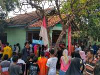 Warga mengerubungi rumah korban bunuh diri di Kresek.