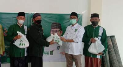 Anggota DPRD Tangsel Fraksi PKB, Tarmizi, bagikan sembako usai acara khataman Alquran.