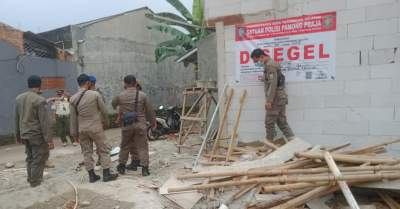 Petugas Pol PP Tangsel saat tutup dan segel klaster the patio residence di Jalan Palapa, Parung Benying, Ciputat.