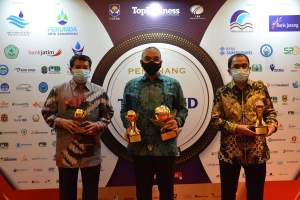 Perumdam TKR Raih Penghargaan Top Of The Top BUMD Se Indonesia