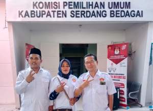 Nias Sinaga bersama Ketua DPC Partai Gerindra di kantor KPU Serdang Bedagai.