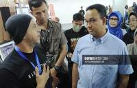 Founder Vidio Maker Indonesia, Fahri Fabian (Kiri), Gubernur DKI Jakarta, Anies Baswedan (Kanan) saat peresmian pameran foto It&#039;s Creator&#039;s Day di TIM. Minggu (4/9/2022).  (Foto: Aip/DB)