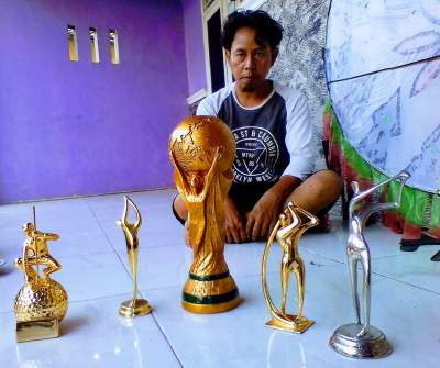 Akibat Covid-19, Pengrajin Tropi dari Timah di Desa Sarakan Gulung Tikar