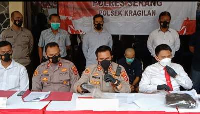 Kapolres Serang,&nbsp;AKBP Yudha yang juga didampingi Kapolsek Kragilan, Kompol Andi Kurniawan, beserta Kasatreskrim, AKP David Adhi Kusuma dan Panit I Polsek Kragilan, Ipda Fery Andriatna, ekspose perampokan