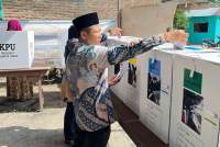 Wakil Ketua DPC PDI-P Kabupaten Serdang Bedagai, Syamsudin saat memberikan hak suara di TPS (istimewa).