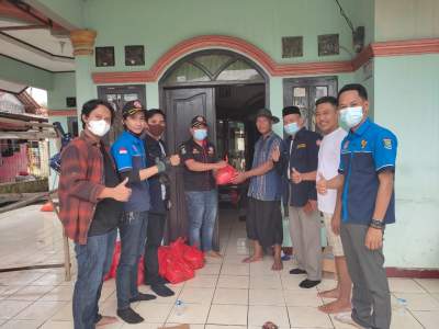 Karang Taruna  Sindang Jaya Bantu Korban Angin Puting Beliung