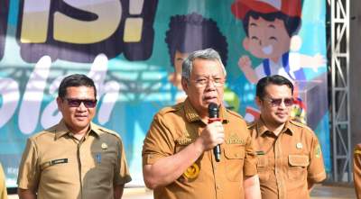 Wali Kota Benyamin Davnie memberikan sambutan dilokasi CKG SMA Negeri 6 Tangsel.